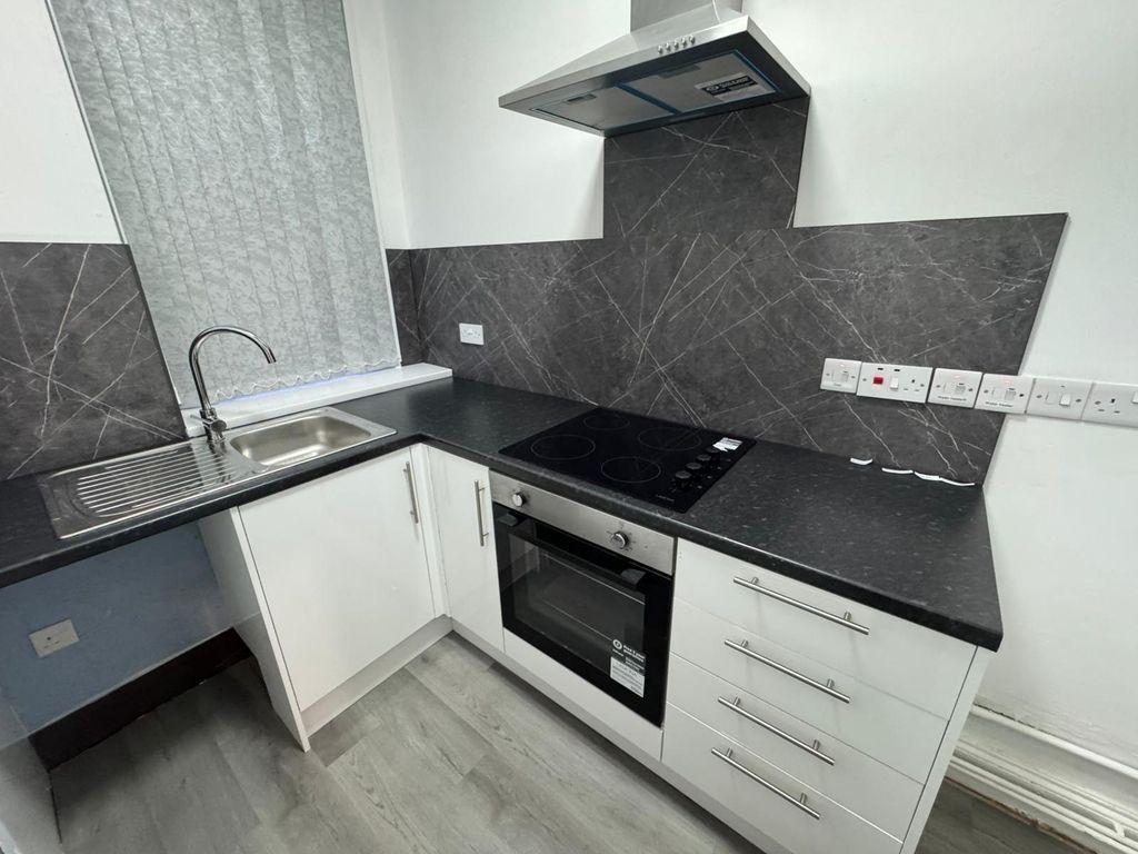 Property photo 3 of 6 Kitchen