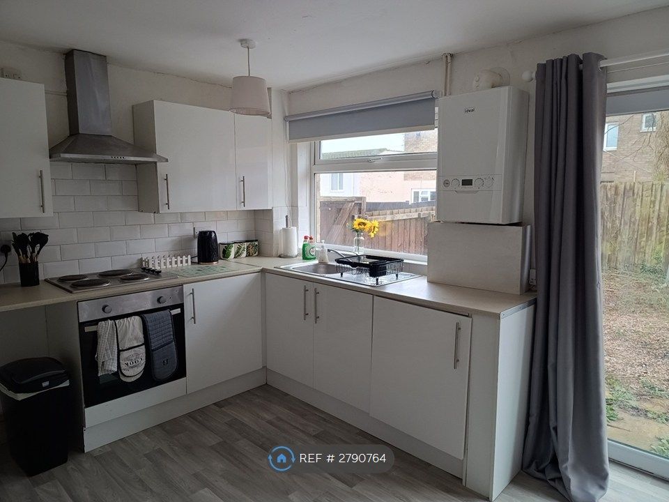 Property photo 2 of 6 Kitchen