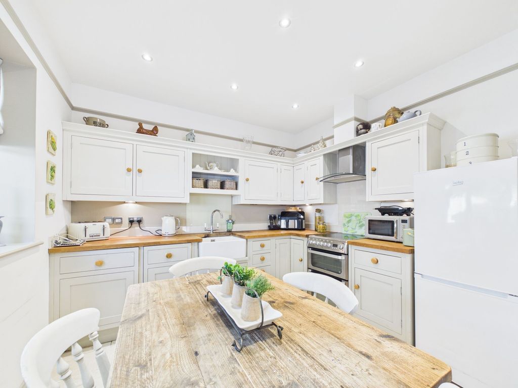 Property photo 2 of 12 Cam02841G0-Pr0064-Still006