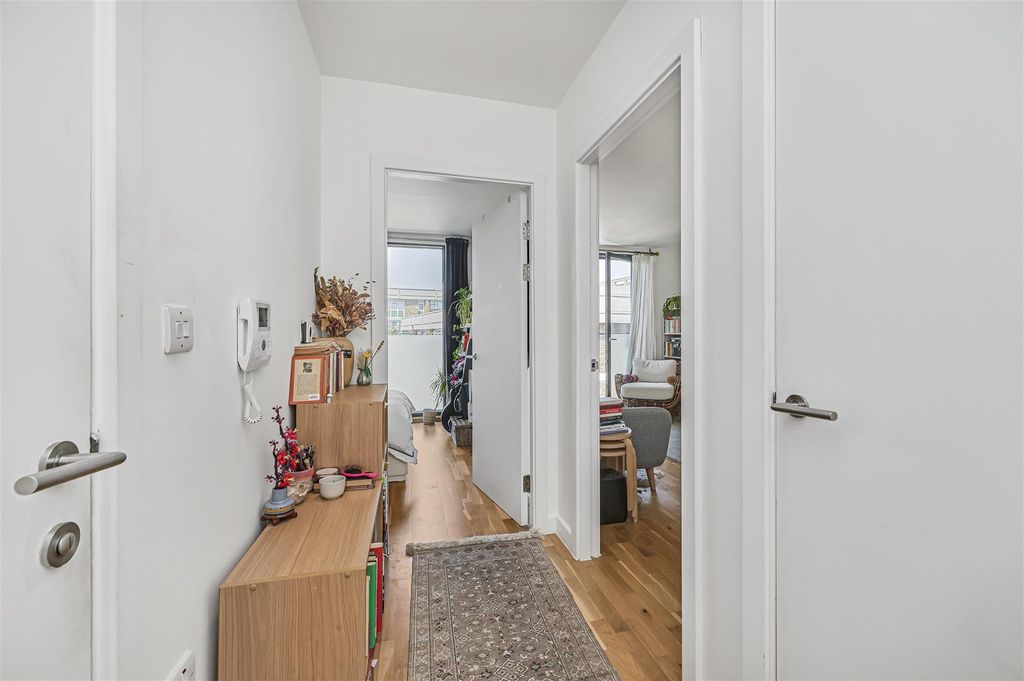Property photo 3 of 12 Eden_Harper_-_Wynne_Road_Sw9_0Bb_4.Jpg