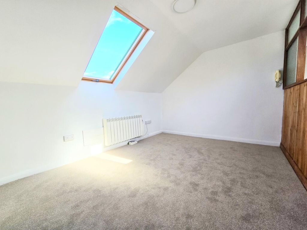 Property photo 3 of 6 Loft