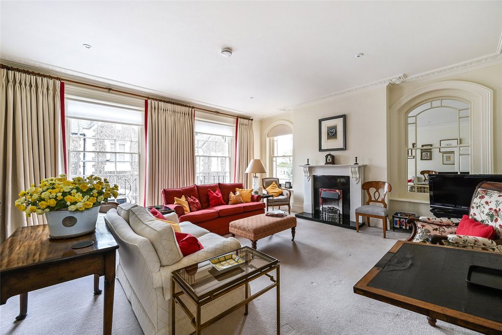 Property photo 3 of 19 Lounge