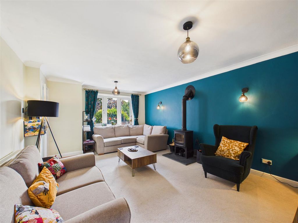 Property photo 3 of 16 Lounge