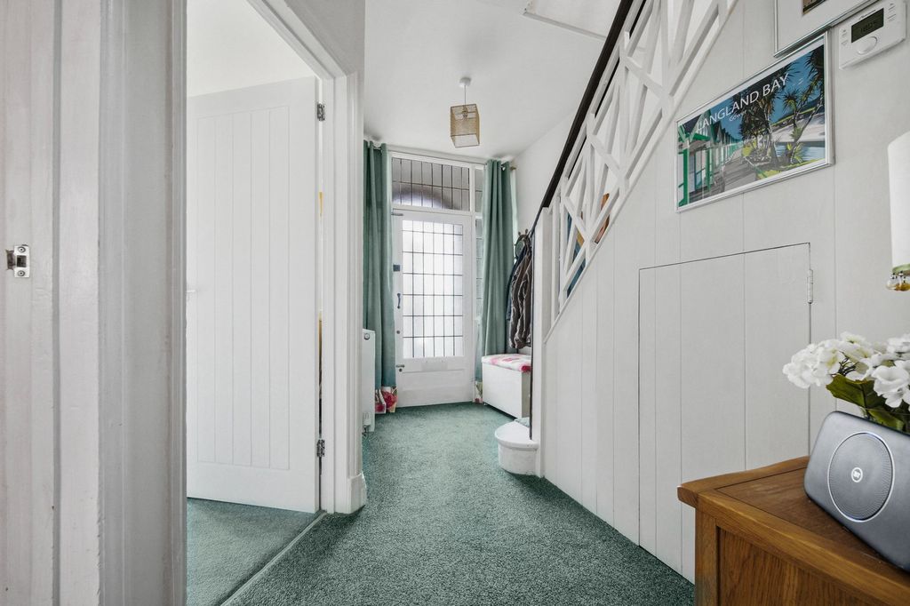 Property photo 3 of 32