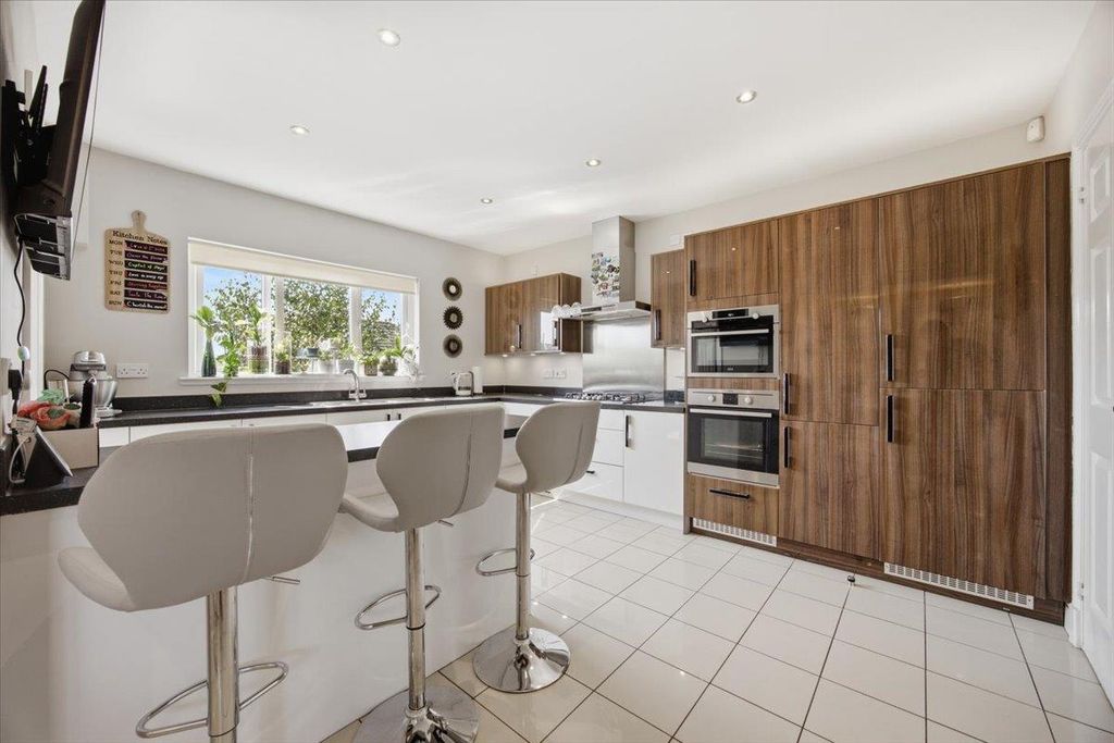 Property photo 3 of 41 19-7_Partrdige_Place_Lenzie_019.Jpg