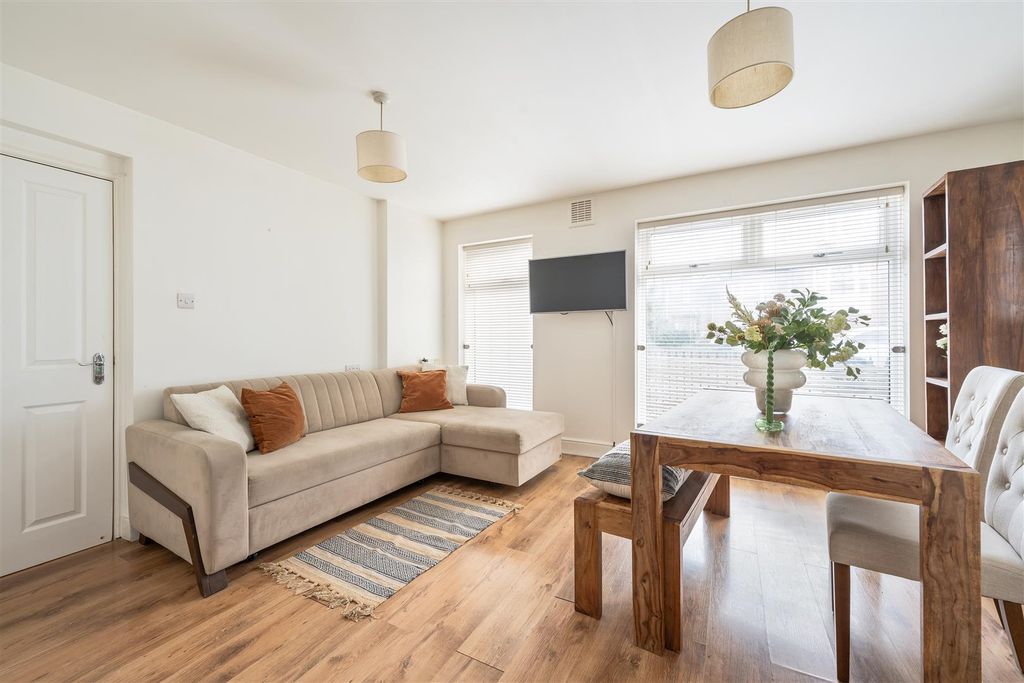 Property photo 2 of 14 Big Hill, E5