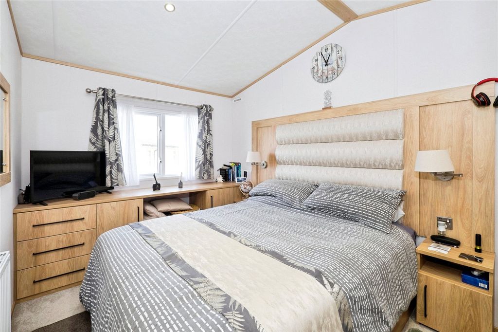 Property photo 3 of 16 Picture No. 12