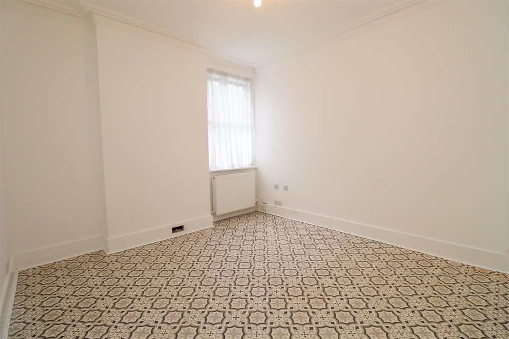 Additional image 19 of 7 bed detached house for saleSalisbury Road, Farnborough GU14