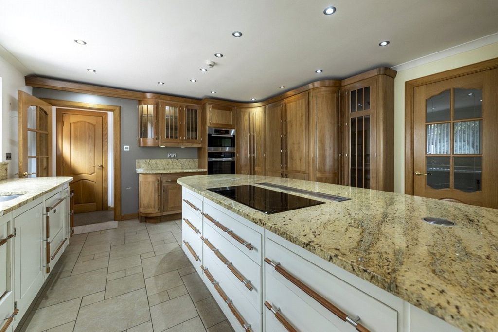 Property photo 3 of 12 Dining Kitchen