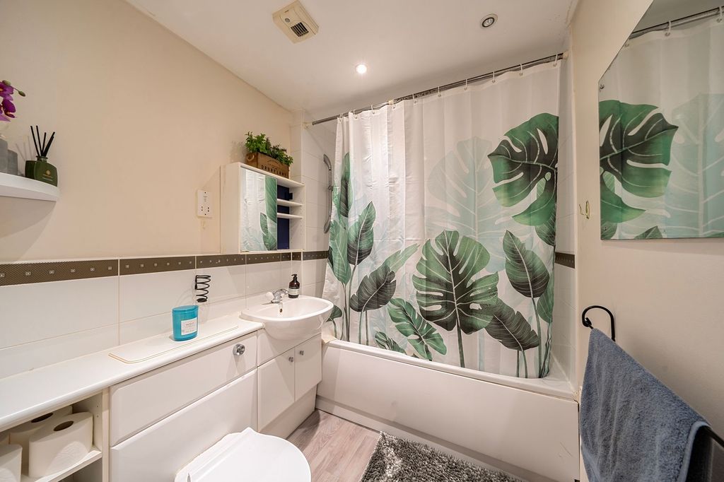 Property photo 3 of 13 Family Bathroom