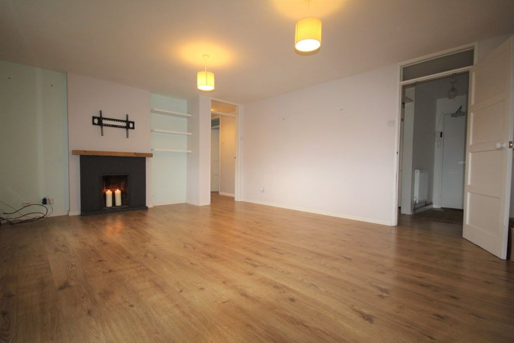 Property photo 3 of 12 Lounge