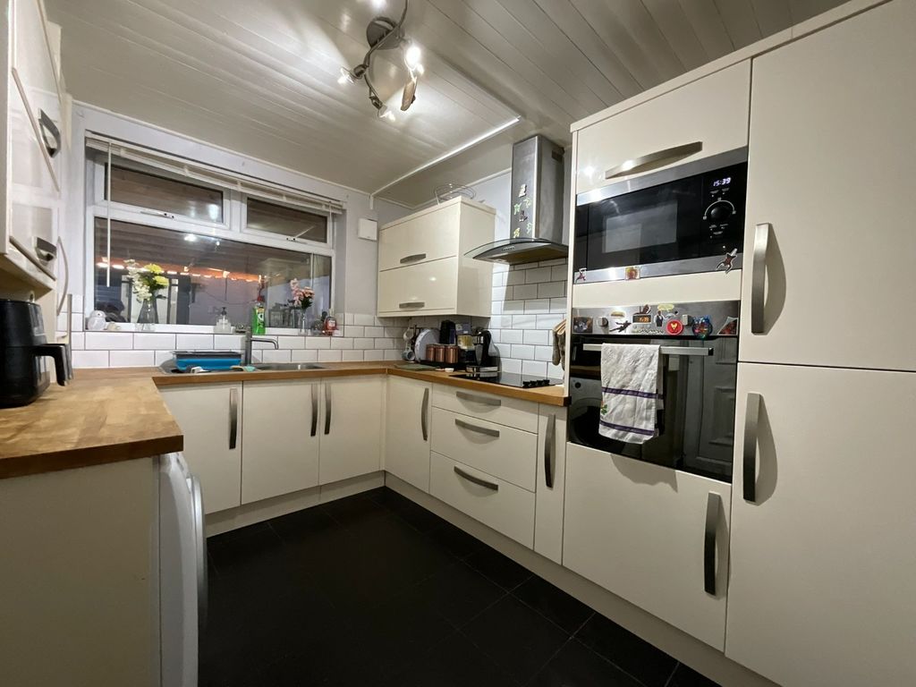Property photo 2 of 17 4417141