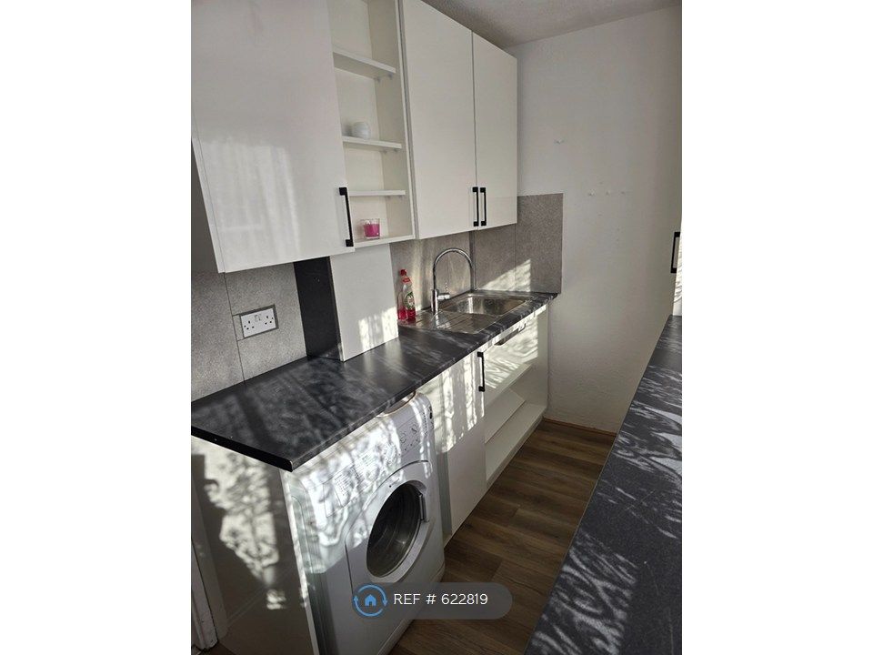 Property photo 1 of 16 Kitchen Cover