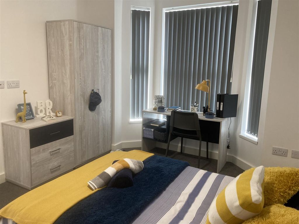 Property photo 3 of 8 Walgrave Street 56 Room 1E.Jpg