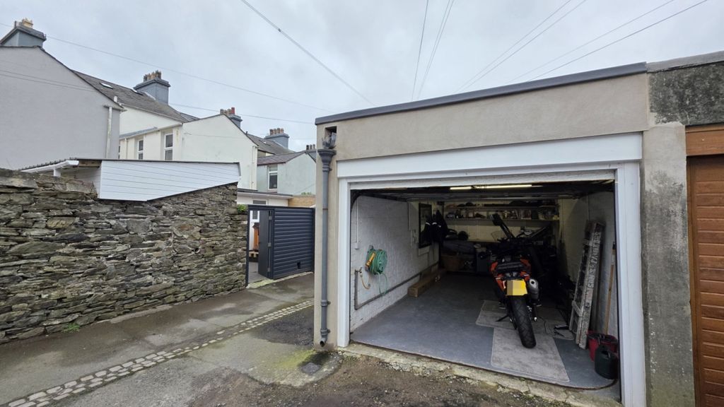 Property photo 2 of 31