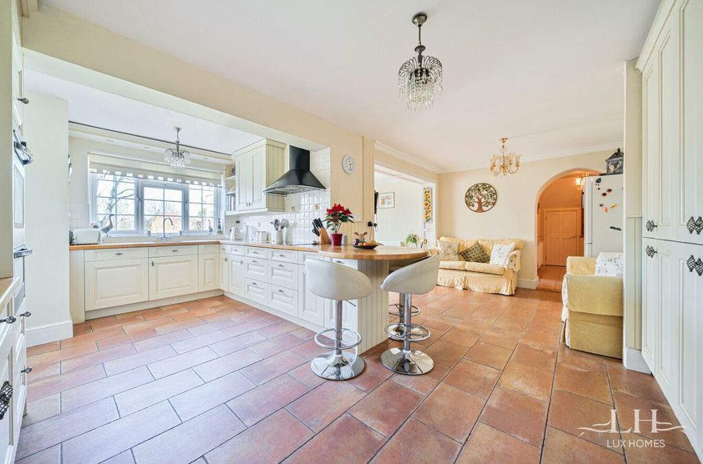 Property photo 2 of 25