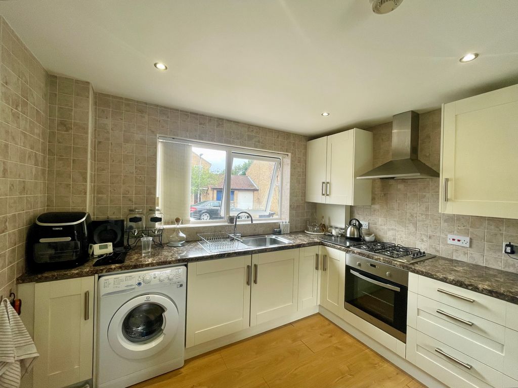 Property photo 2 of 8 Kitchen