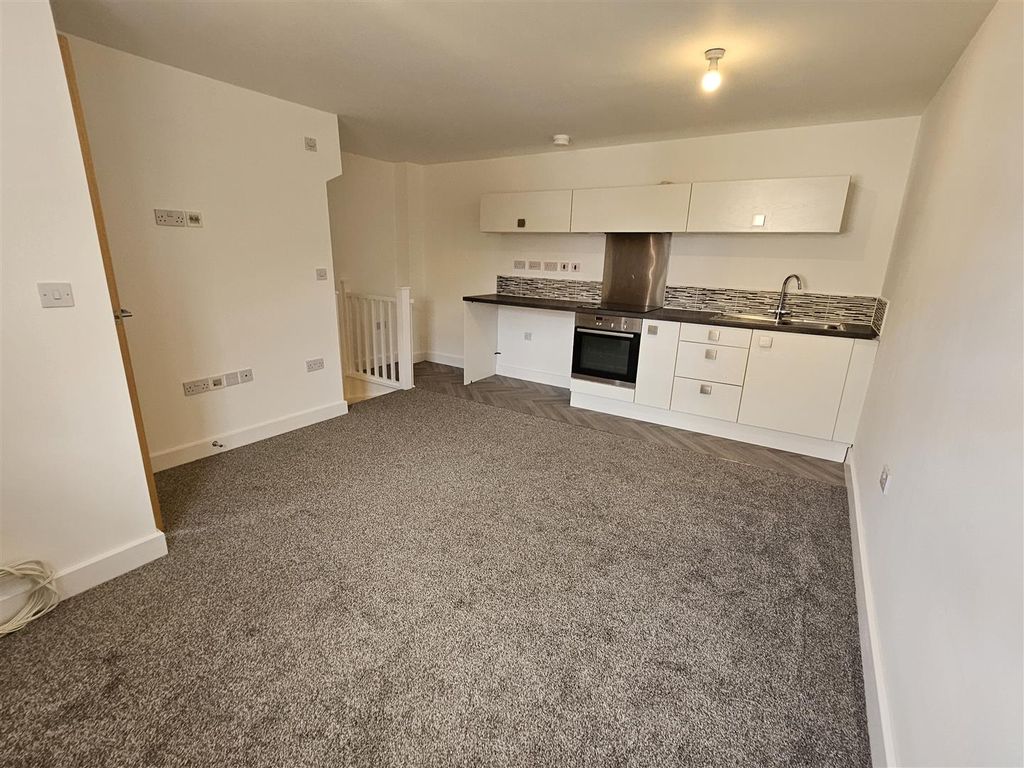 Property photo 3 of 10 Kitchen / Lounge