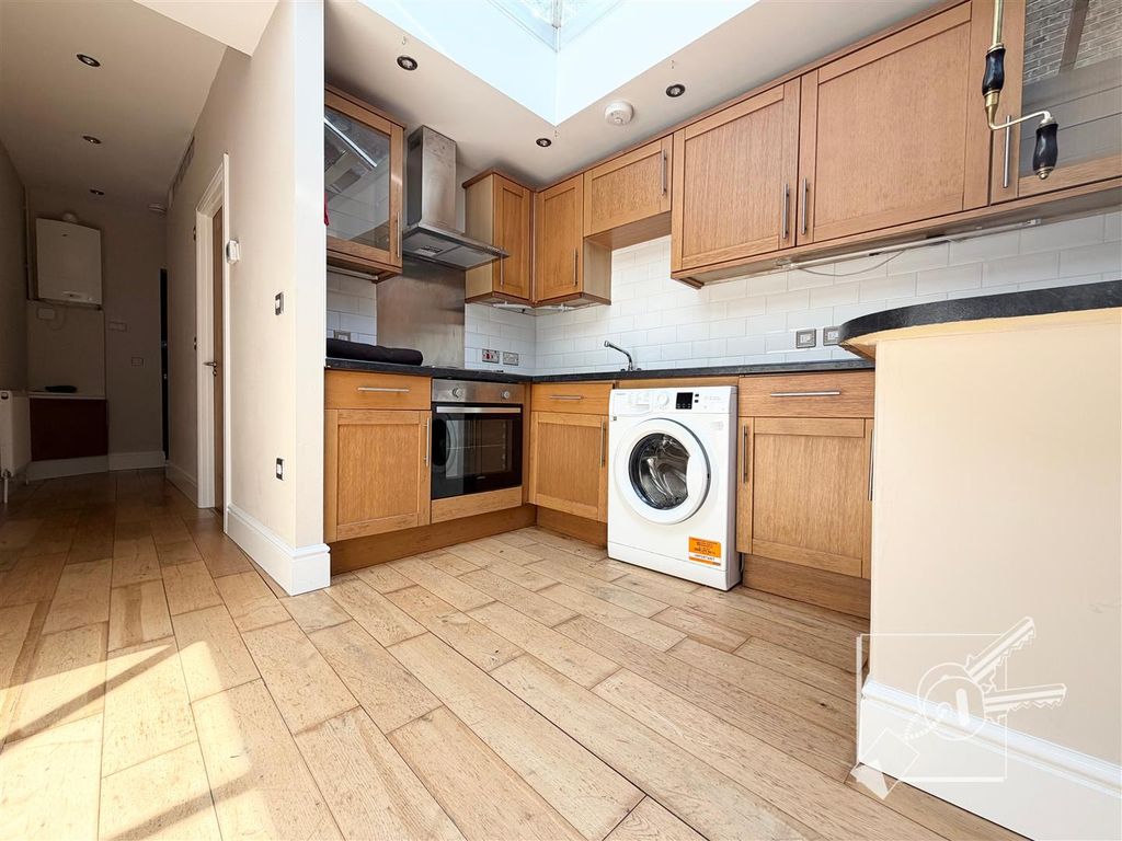 Property photo 3 of 11 Kitchen