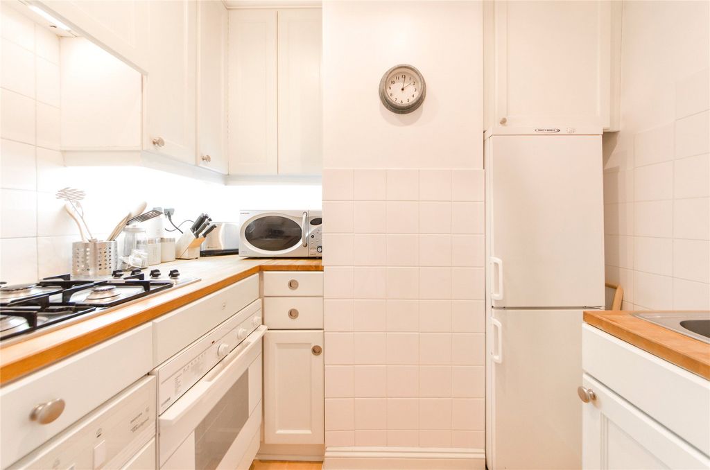 Property photo 3 of 10 Kitchen