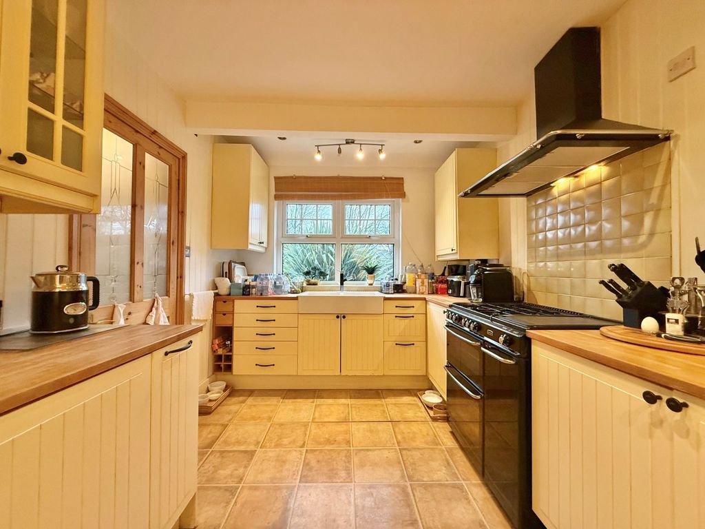 Property photo 2 of 19 Kitchen