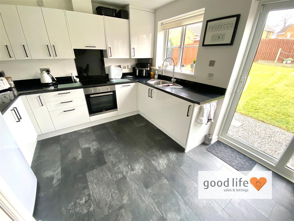 Property photo 2 of 21 20250327_154806917_Ios4Hevinghamclose.Jpg