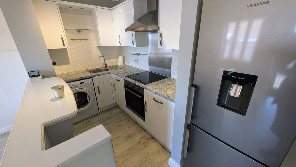 Property photo 3 of 7 Kitchen