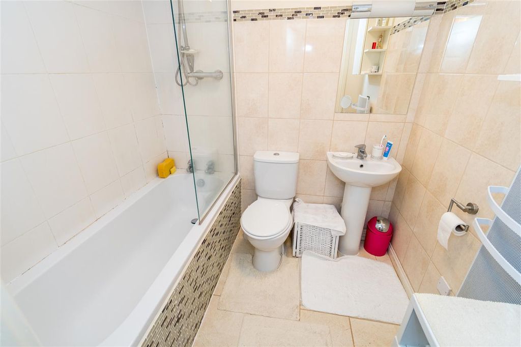 Property photo 3 of 9 Bathroom