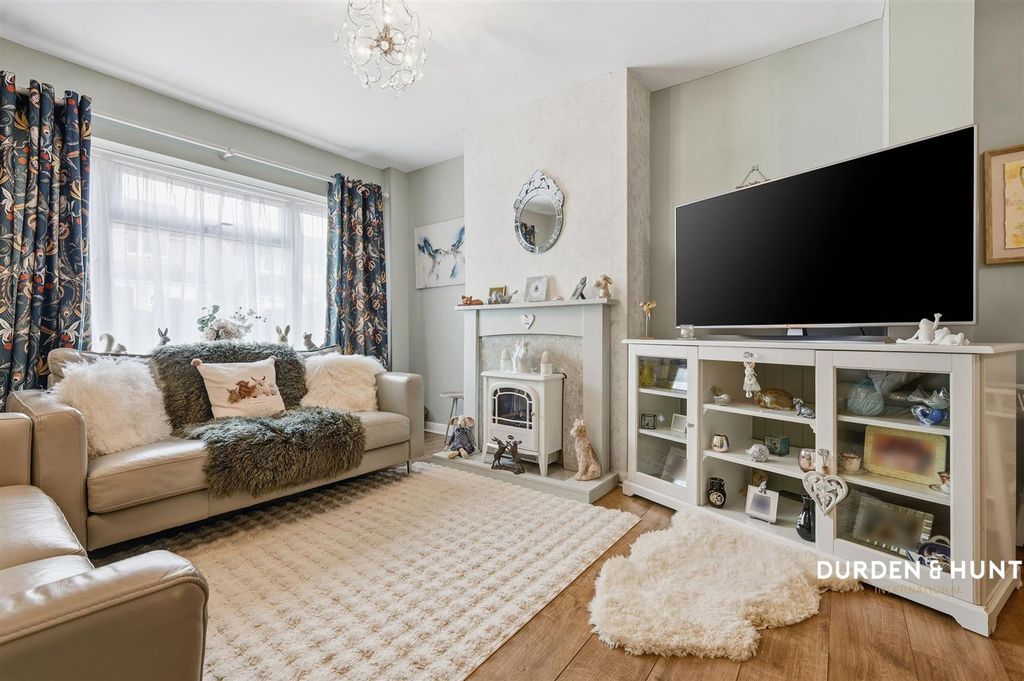 Property photo 2 of 23 Woolhampton Way