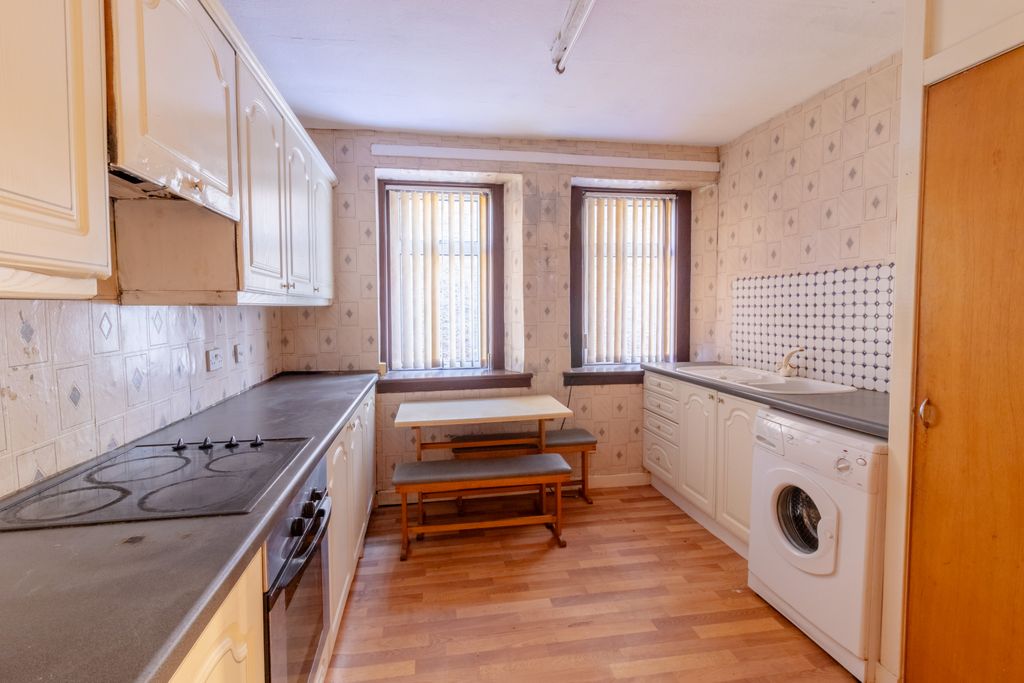 Property photo 3 of 12 Kitchen