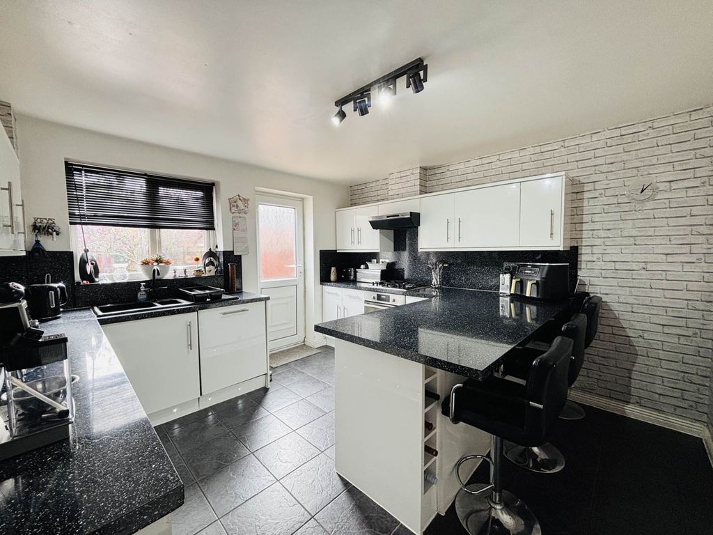 Property photo 3 of 31