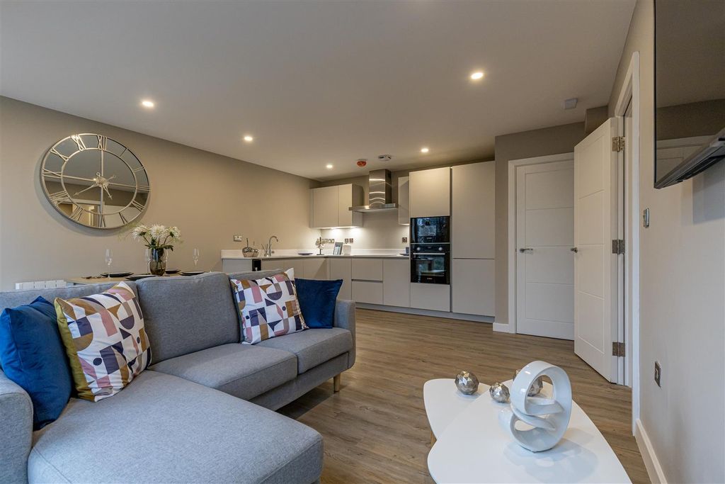 Property photo 3 of 18 Glasshouse203-0134.Jpg