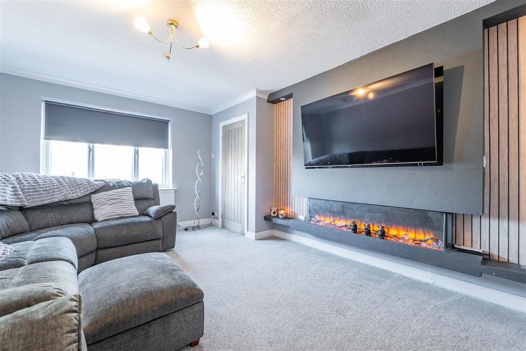 Property photo 2 of 15 Lounge