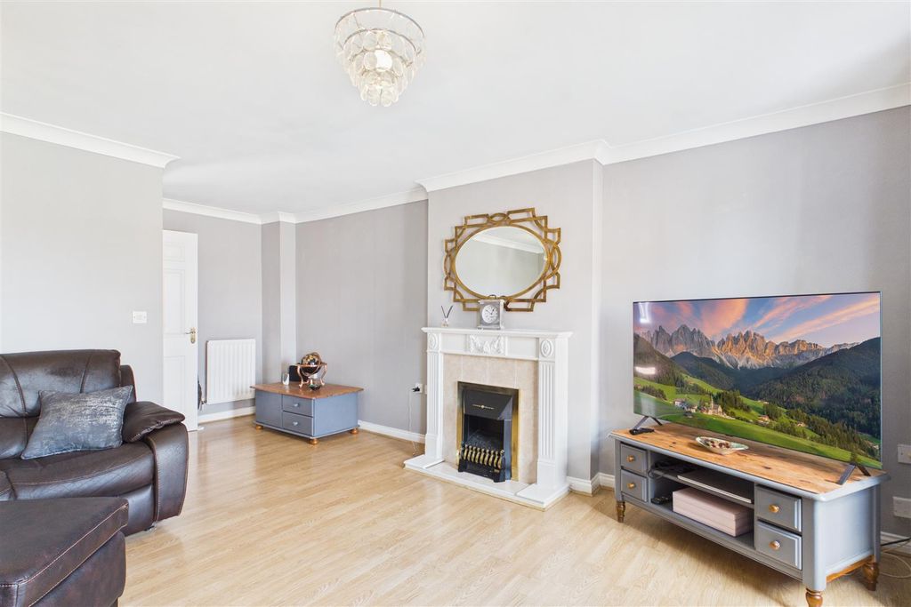 Property photo 2 of 18 Lounge
