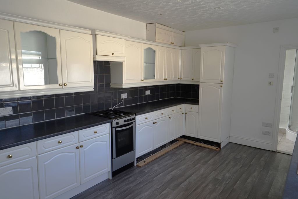 Property photo 2 of 8 Kitchen