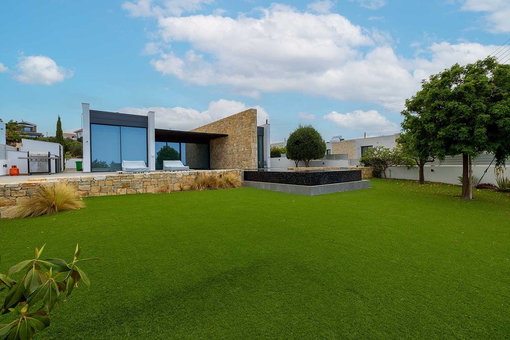 Property photo 2 of 30