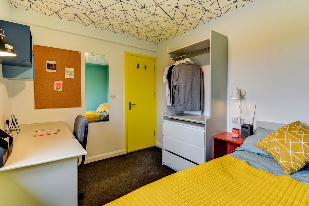 Property photo 3 of 7 A Cozy And Modern Double Bedroom Featuring A Vibra...