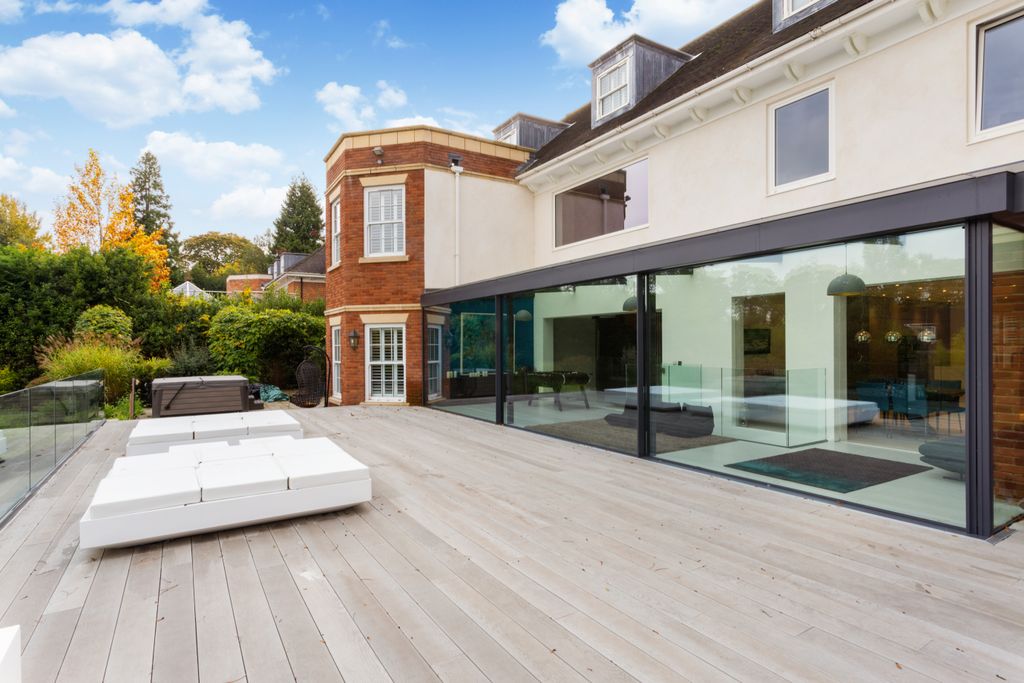 Property photo 2 of 27 Brooke House Fpz2441