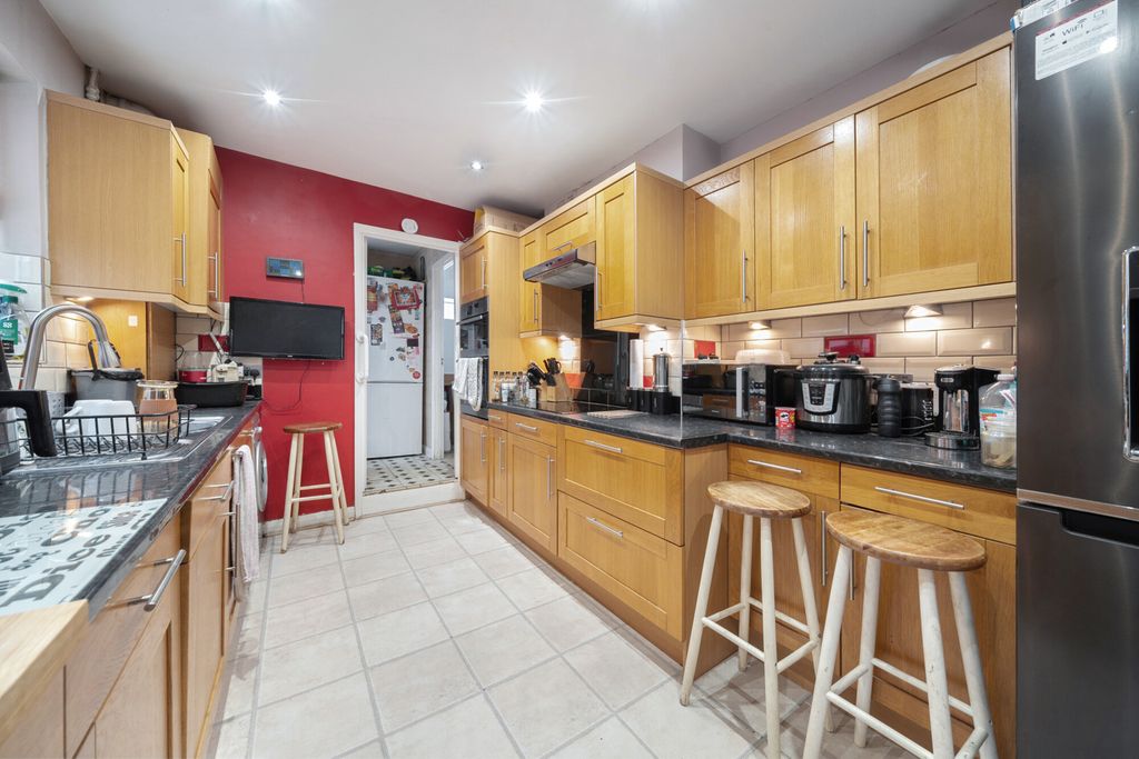 Property photo 3 of 19 Kitchen