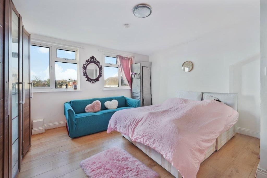 Property photo 2 of 17 Bedroom