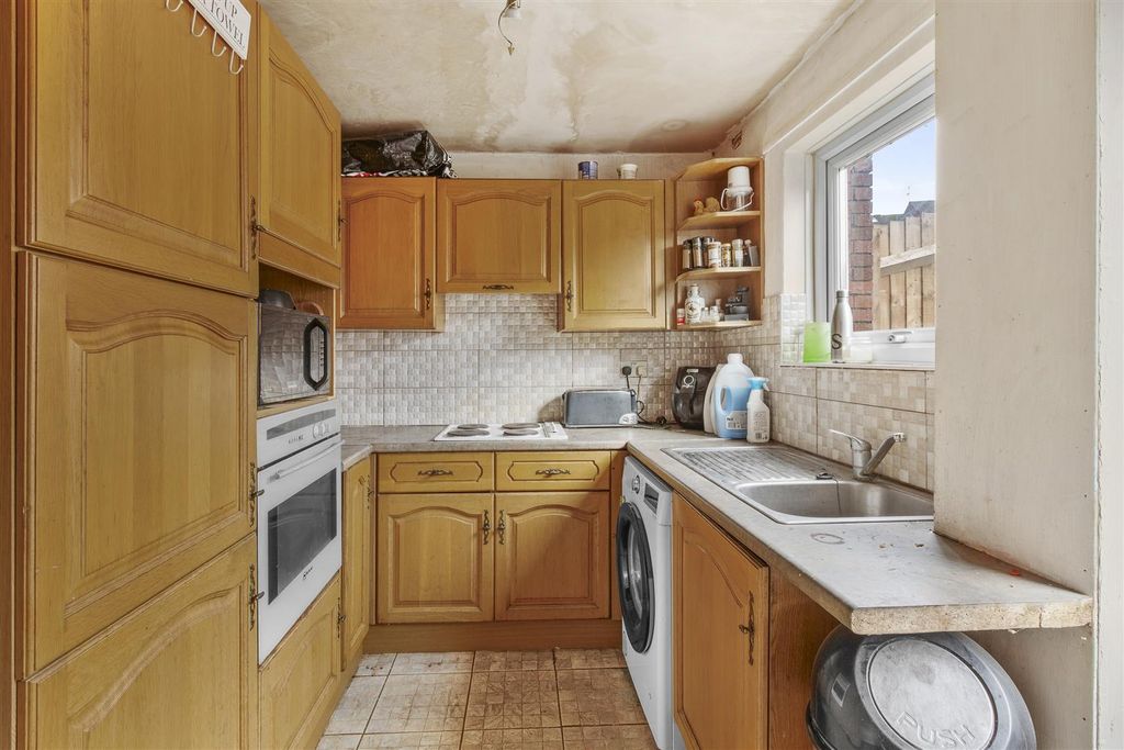 Property photo 3 of 13 8 Glenister Road, Hp12 4rd-6.Jpg