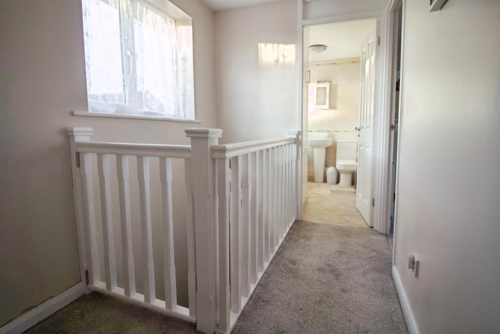 Property photo 3 of 11 Landing