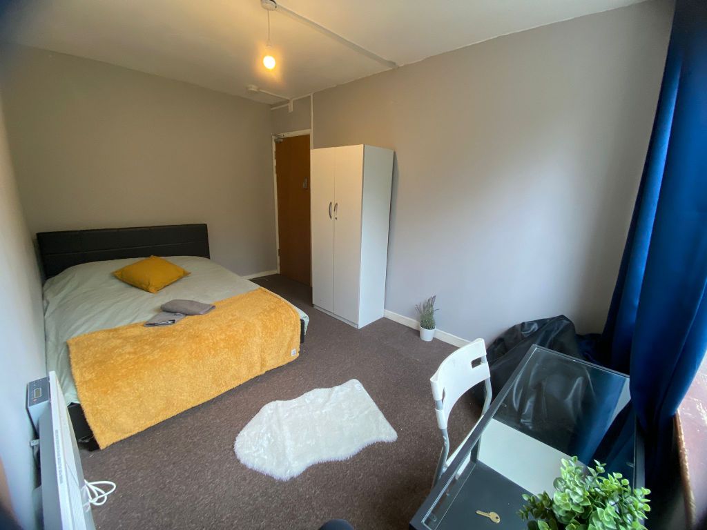 Property photo 1 of 10 Room 2- £730 Available From 01/12/2025