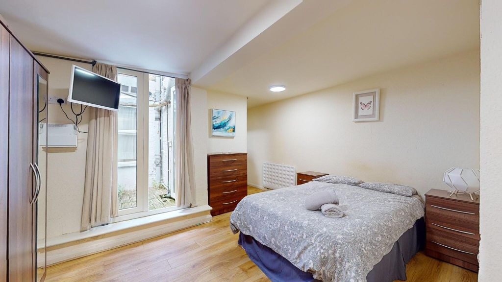 Property photo 1 of 10 Bedroom