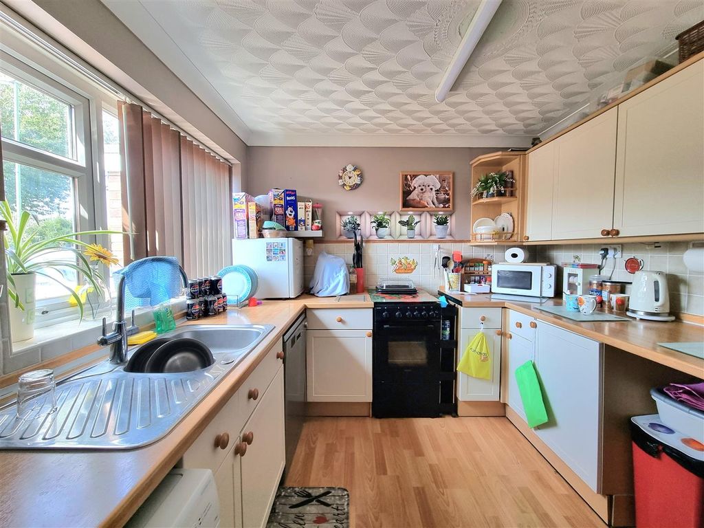 Property photo 2 of 12 Kitchen