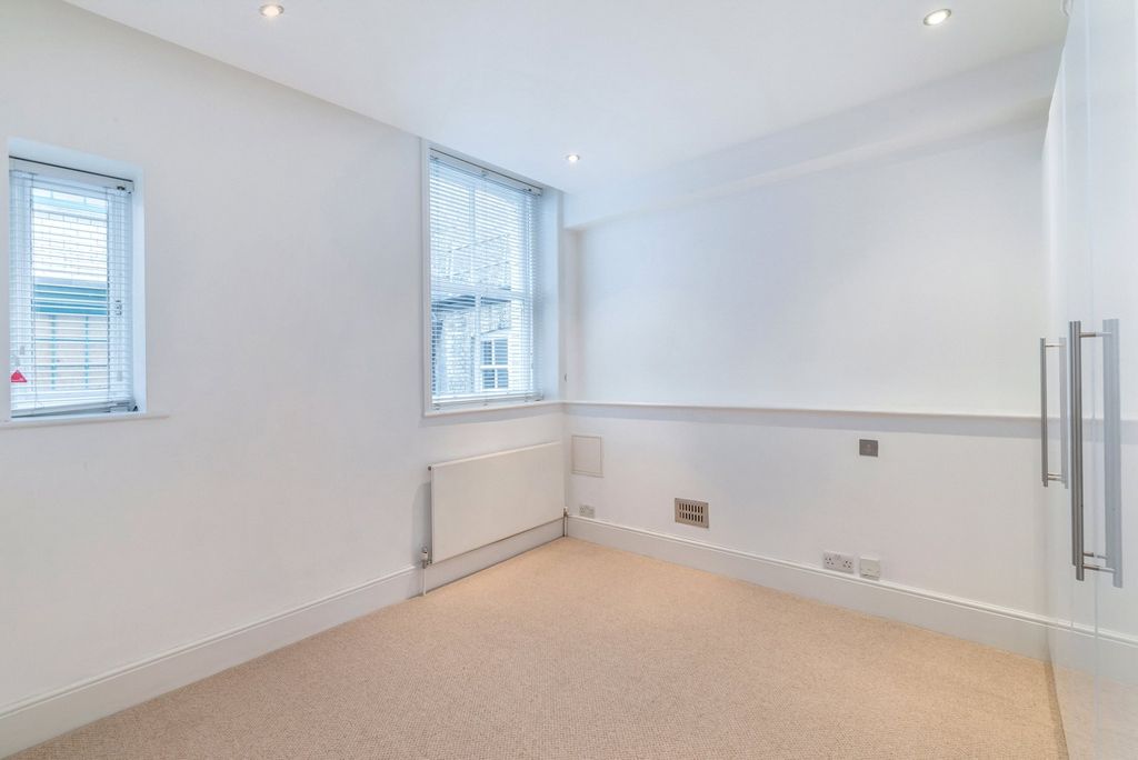 Property photo 3 of 9 Long Acre