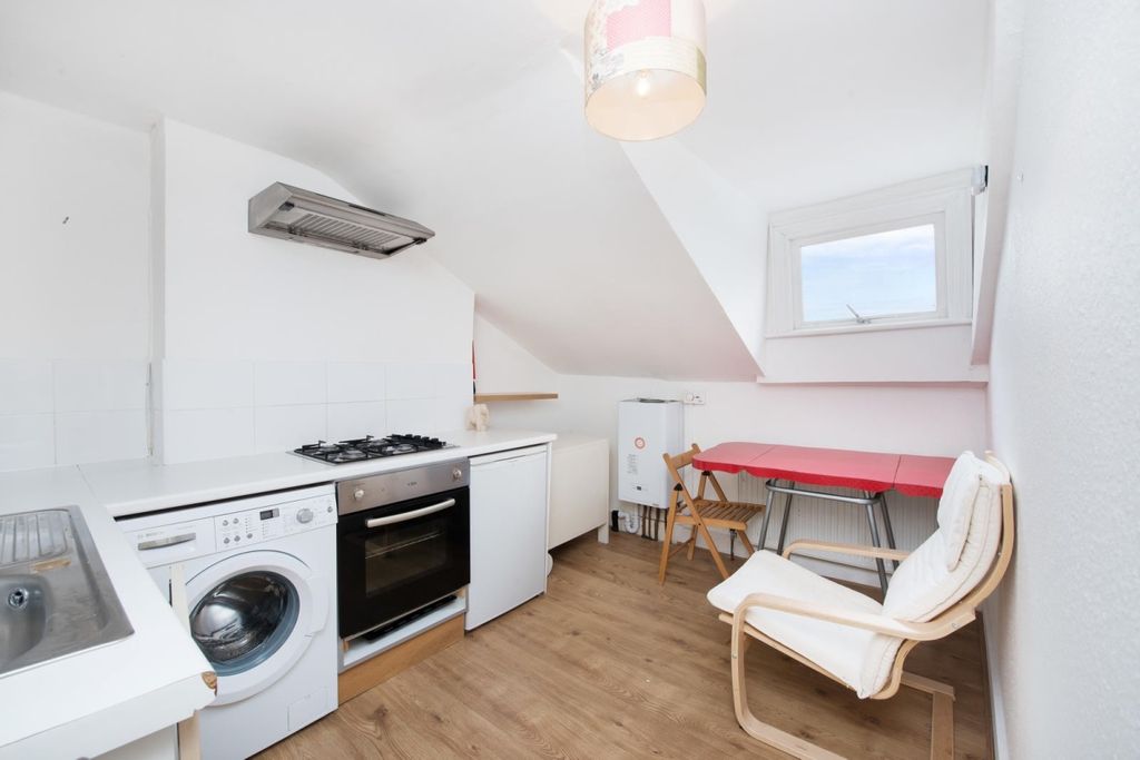 Property photo 3 of 5 Englefield Road T...
