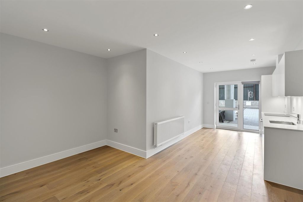 Property photo 2 of 8 517Cedce-6B27-40F9-8062-334Eafd35796Lebp - 4 St Ives Pl (Flat 2) (24).Jpg