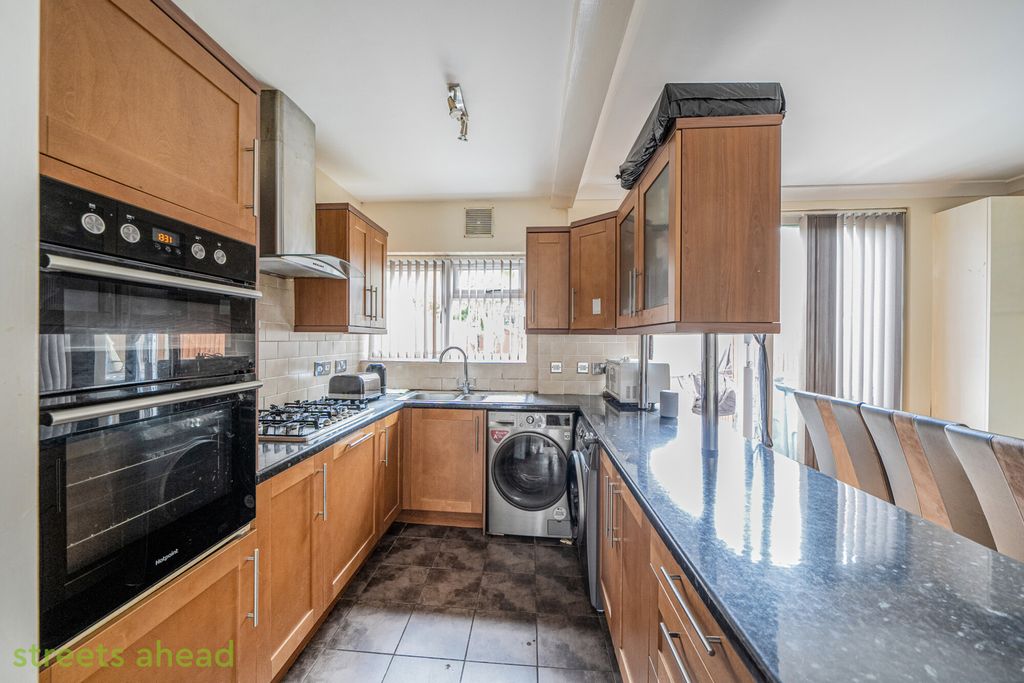 Property photo 3 of 12 26Eb2E35-45A9-401...