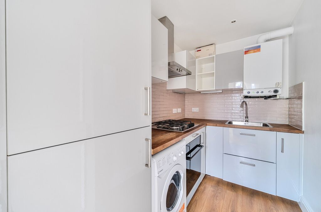 Property photo 2 of 8 1330263-8-688B413...